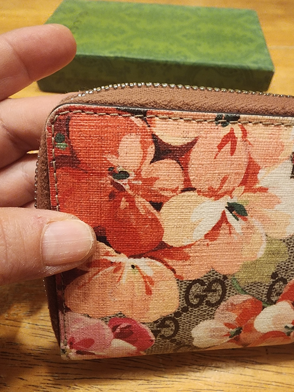 Gucci GG Supreme Blooms zip-around wristlet wallet featuring the signature mono - Picture 4 of 16